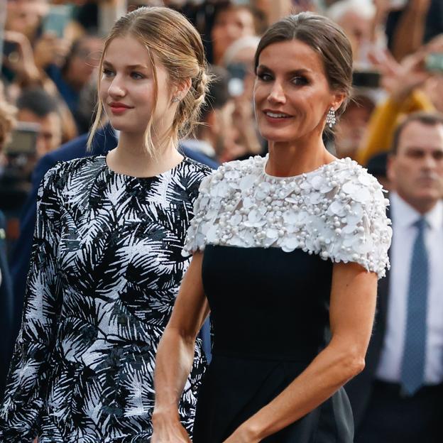 El espectacular look de la reina Letizia en los Premios Princesa de Asturias 2022: así es el vestido de Carolina Herrera que ha estrenado