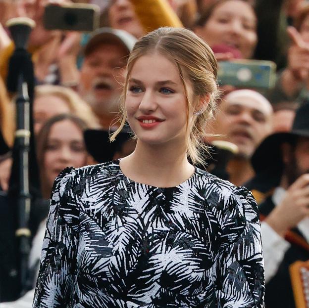 La princesa Leonor y la infanta Sofía sorprenden con dos arriesgados vestidos de lentejuelas en los premios Princesa de Asturias 2022