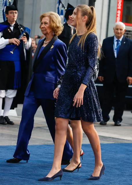 La reina Sofía con su nieta, la infanta Sofía, ambas vestiodas de azul. Foto: GTRES.