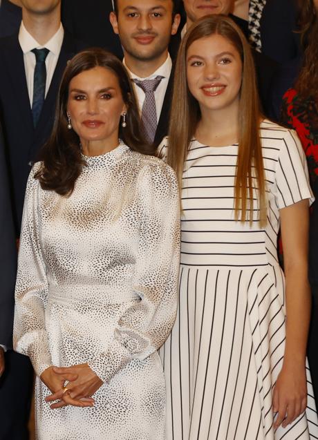 La Reina Letizia y la Princesa Sofía en las Audiencias de los Galardonados de los Premios Princesa de Asturias. Fuente: gtres.