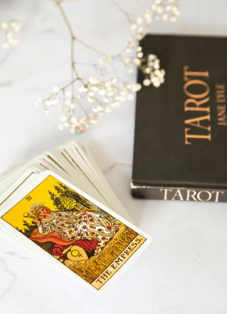 La carta del Tarot de la semana: El Colgado (arcano XII) te pide  generosidad, calma y pequeños sacrificios para sacar lo mejor de tu fuerza  interior