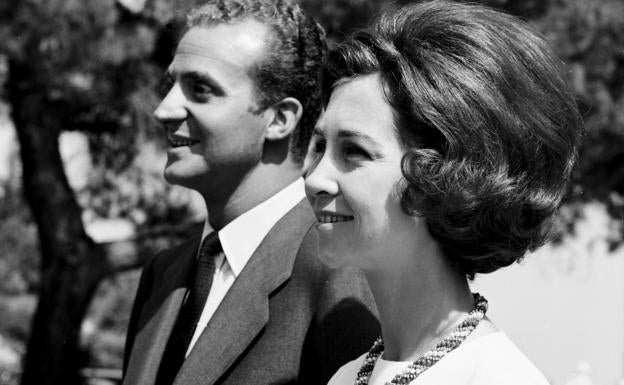 Los años felices de la reina Sofía y el rey Juan Carlos, antes de la coronación y de que ella descubriera las infidelidades de él. 