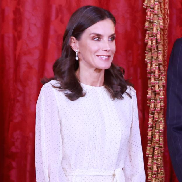 La reina Letizia se pone un vestido de la infanta Sofía: así es el vestido lady de Carolina Herrera que le ha robado a su hija