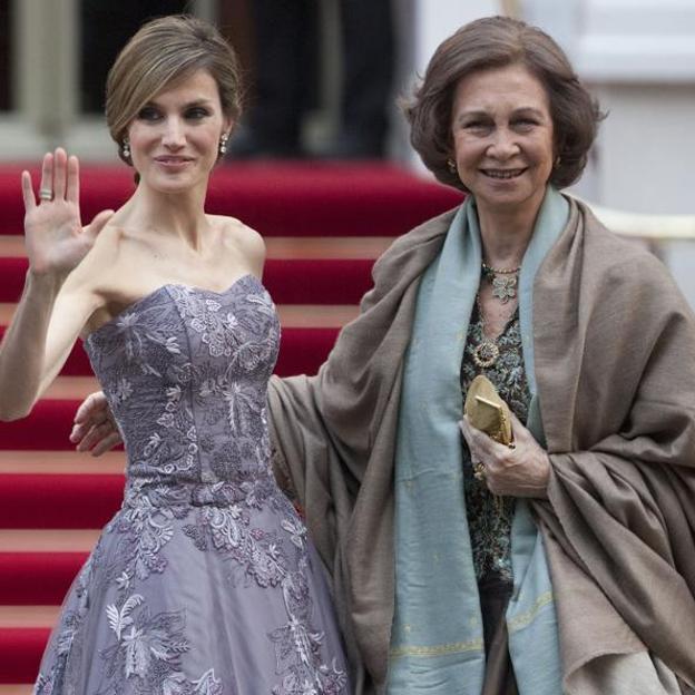 Letizia se acogió a la tutela de la reina emérita Sofía durante sus primeros años en Zarzuela, pero con los años ha querido llevar las riendas de su propio reinado. 