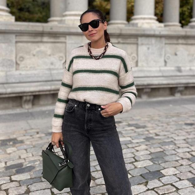 El look con jersey de rayas y zapatillas que arrasa entre las influencers es el más fácil de copiar