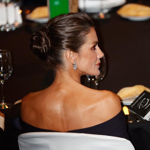 Letizia deslumbra de nuevo con un vestido azul marino y presume de espalda con otro gran escote, en los Premios Macael de Almería