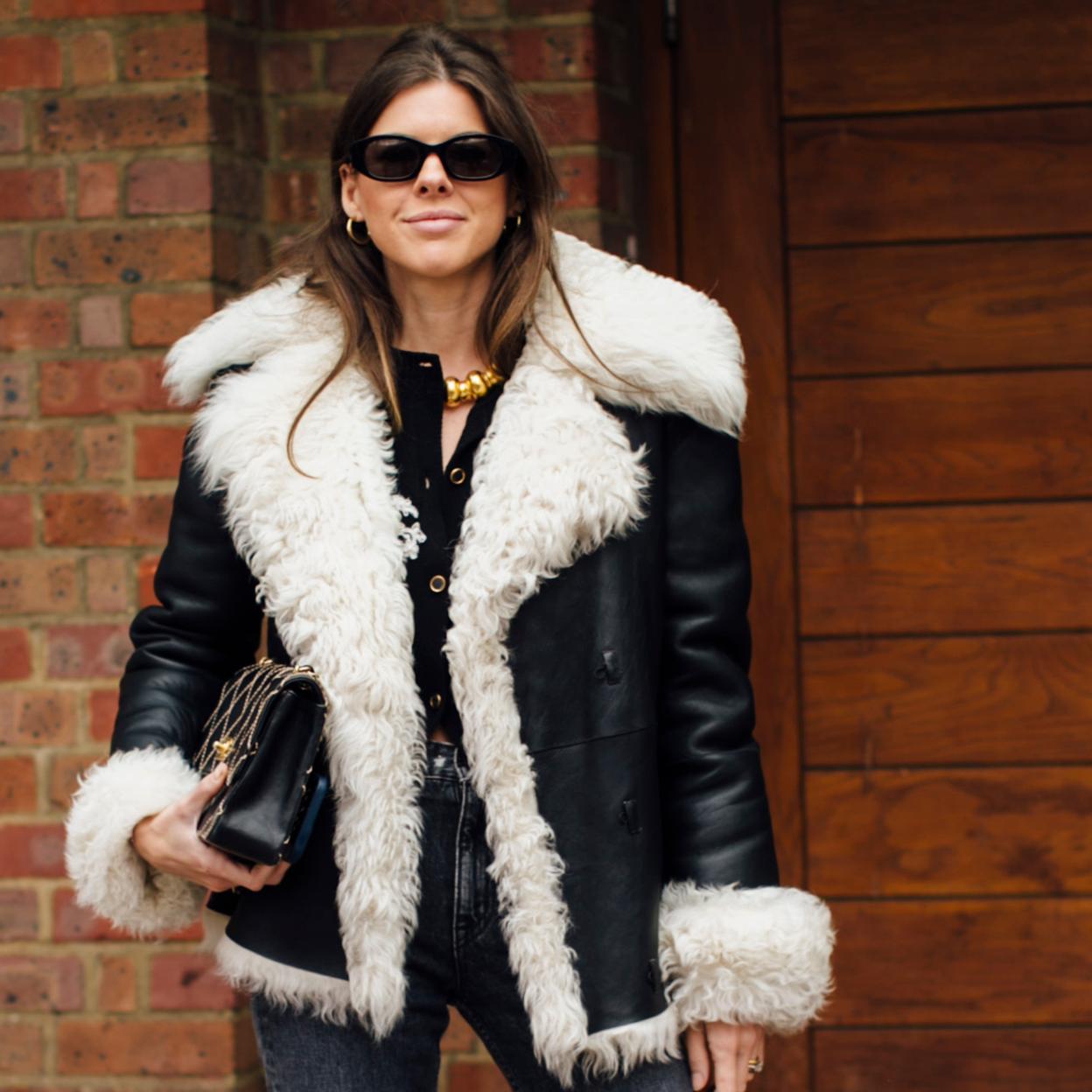 El abrigo corto que aprueban las celebrities eleva tu look con vaqueros blancos | Mujer Hoy