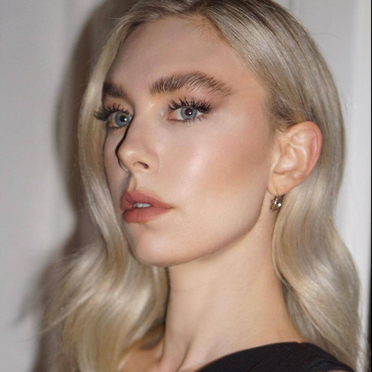 La actriz Vanessa Kirby presume de la piel perfecta y resplandeciente que puedes tener con estos sérums/@VALERIAFERREIRAMAKEUP