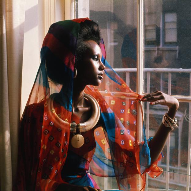 Iman, la supermodelo de los 80 que luchó contra el racismo en la moda y formó la pareja más fascinante del momento con David Bowie: «Fue aterrador convertirme en refugiada»