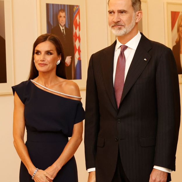 Letizia brilla en Croacia con el vestido joya favorito de su armario: azul, con escote asimétrico y pendientes 'prestados' de la reina Sofía