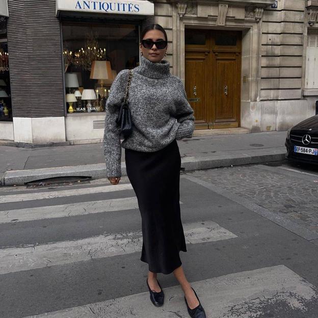 Este es el look de básicos con jersey y falda que causa sensación en el street style para ir elegante en invierno