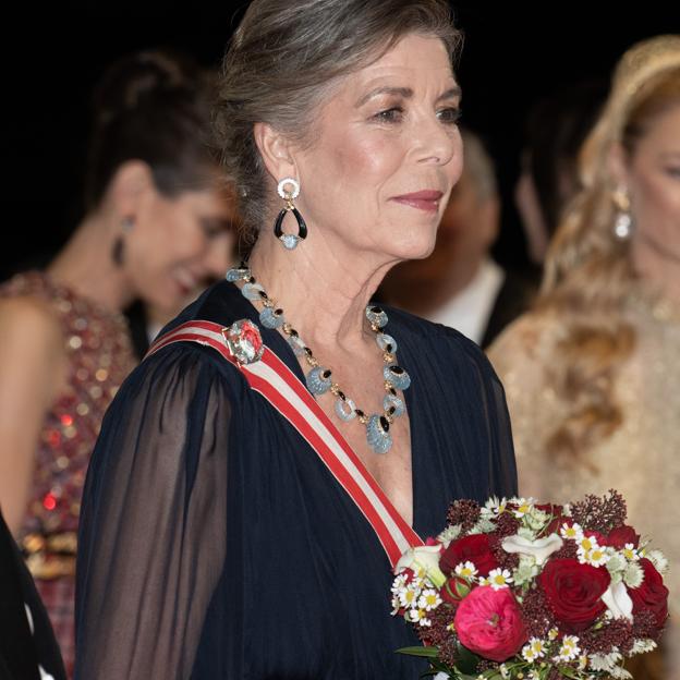 Carolina de Mónaco deslumbra con un vestido de gala rejuvenecedor que hay en Zara muy barato (y con el bolso favorito de Letizia)