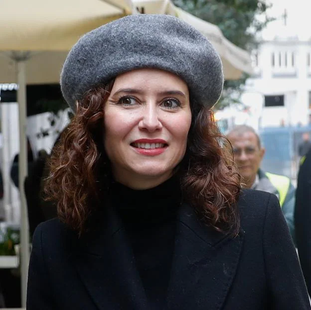look Emily in Paris de Isabel Diaz con abrigo negro y boina Mujer