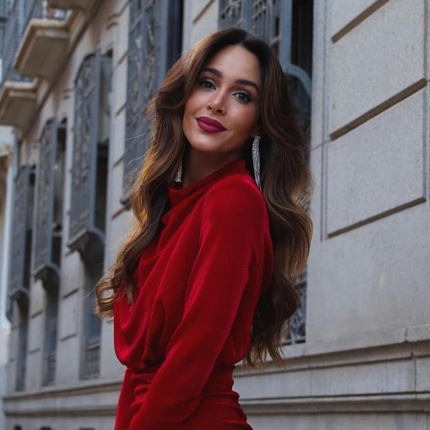 Este precioso vestido rojo de Bershka baratísimo es ya el look de Nochevieja favorito de las influencers