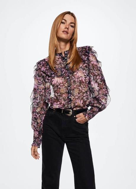 Blusa semitransparente con estampado floral y volantes