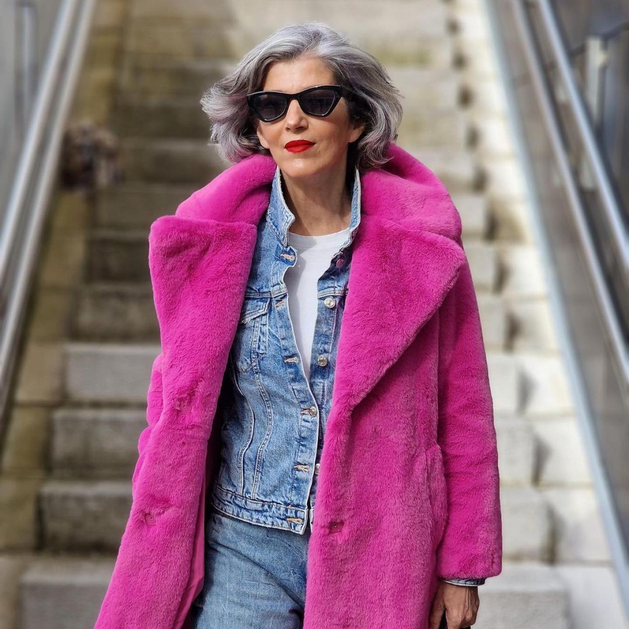 El abrigo de pelo rosa de Bershka que usan las mujeres de más 50 | Mujer Hoy