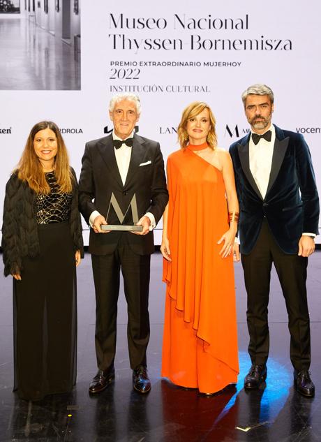 Evelio Acevedo. director gerente del Museo Thyssen-Bornemisza, recibe el Premio Extraordinario Mujerhoy 2022 que le ha sido otorgado a la institución cultural a la que representa. Le hicieron entrega del galardón Rita Dias, directora de Marketing de Lancôme, Pilar Alegría, ministra de Educación y Luis Enríquez, Consejero Delegado de Vocento. Foto: Álex Rivera