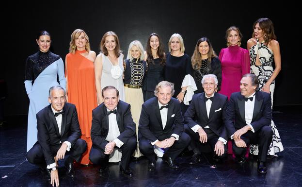 De izda. a dcha. De pie, Samary Fernández Feito, directora general del Área de Lujo, Estilo de Vida y Revistas de Vocento; Pilar Alegría, ministra de Educación; Lourdes Garzón, directora de Mujerhoy; Eugenia Martínez de Irujo, duquesa de Montoro y Premio Mujerhoy 2022; Adriana Cerezo, campeona de Taekwondo y Premio Mujerhoy 2022 a la Excelencia Deportiva; Rosa Tous, vicepresidenta corporativa de TOUS; Rita Dias, directora de Marketing de Lancôme; Pilar Sáinz, directora general de Comunicación y Relaciones Institucionales de Vocento; Nieves Alvarez, que ejerció de maestra de ceremonias de la gala de entrega de los Premios Mujerhoy. En primera fila, Emilio Herrera, presidnete de Kia; Antonio Huertas, presidente de Mapfre y Premio Mujerhoy al Impulso del Liderazgo Femenino; Ignacio Ibarra. presidente de Vocento, Evelio Acevedo, director gerente del Museo Thyssen-Bornemisza, en nombre del cual recogio el Premio Extraordinario Mujerhoy 2022, y Juan Luis Aguirrezabal, director de Marca, Publicidad, Medios y Patrocinios de Iberdrola.