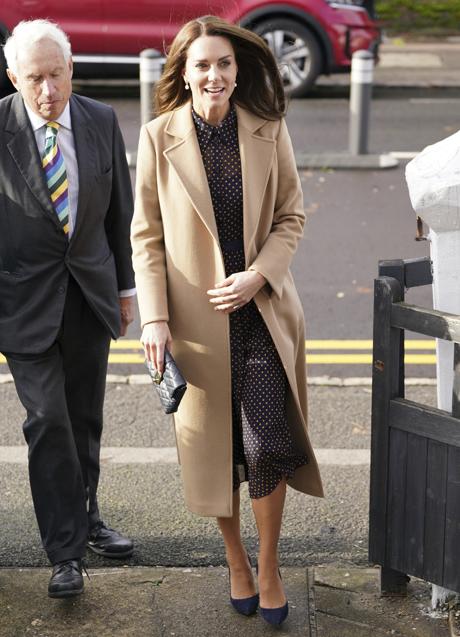 Kate Middleton con vestido de lunares y abrigo largo en camel. Foto: Gtres.