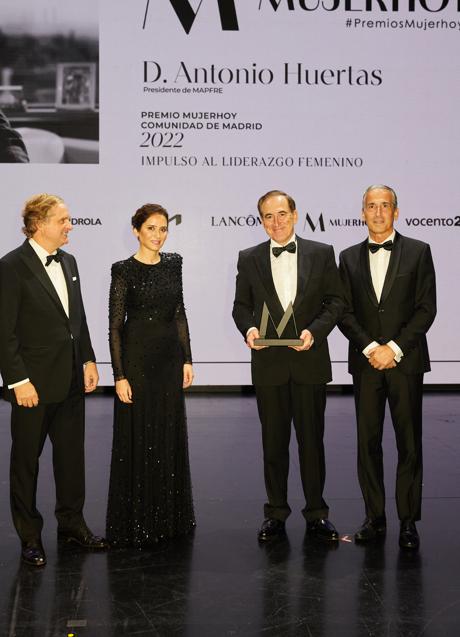 A Antonio Huertas le entregaron el premio Ignacio Ybarra. presidente de Vocento, Isabel Díaz Ayuso, presidenta de la Comunidad de Madrid, y Emilio Herrera, presidente de Kia.