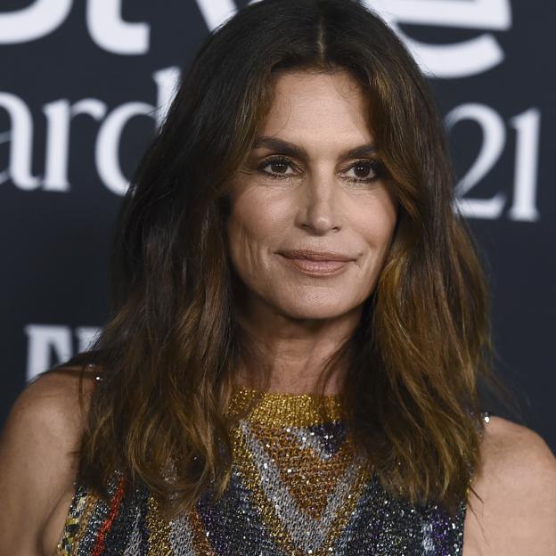 Cindy Crawford tiene el vestido de Zara más ponible y lo ha llevado en un look que rejuvenece a los 50