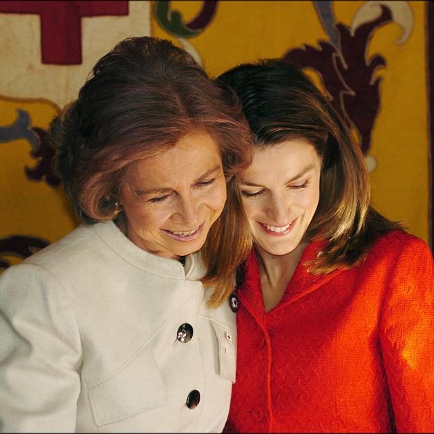 2012: el año en el que Letizia y la reina Sofía dieron una lección de sororidad royal combatiendo juntas la humillación provocada por la infidelidad del rey Juan Carlos