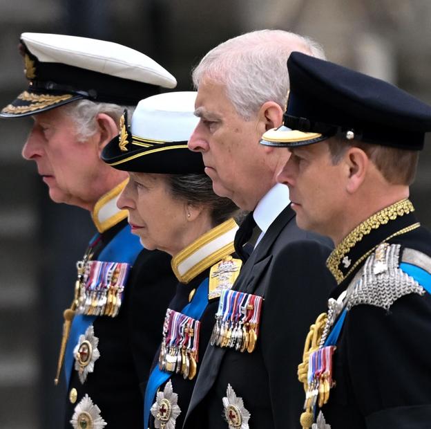 Los hermanos del rey Carlos III bajo la lupa: la princesa Ana y el príncipe Eduardo, recién ascendidos, provocan el enfado del rey 