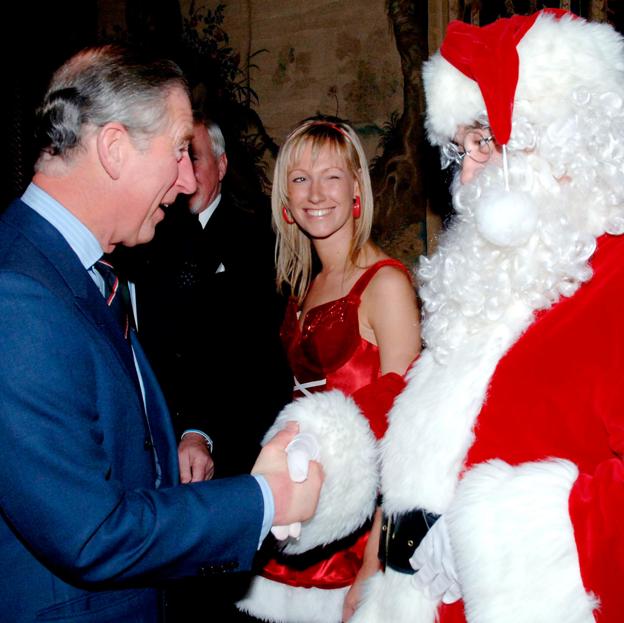 El rey Carlos III saluda a Papá Noel.