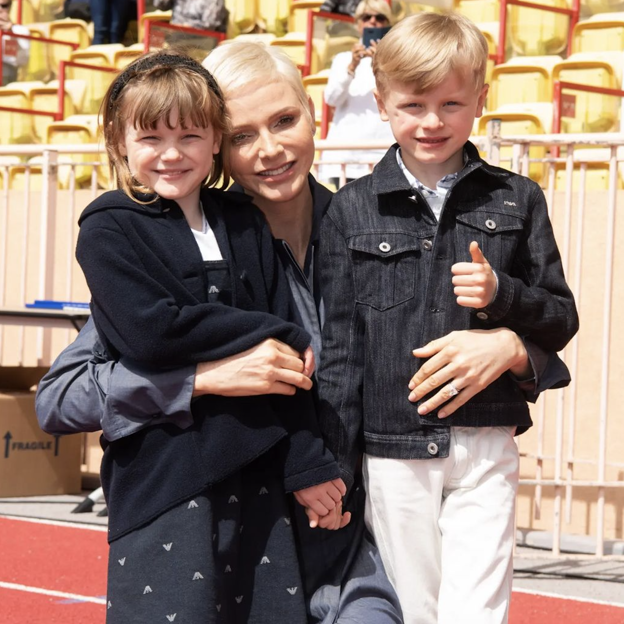 Gabriella y Jacques Grimaldi posan junto a su madre, la princesa Charlène de Mónaco. 