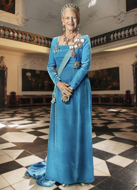 Retrato oficial de la reina Margarita de Dinamarca, con vestido de gala de terciopelo azul, condecoraciones e impresionantes joyas. Foto; DR