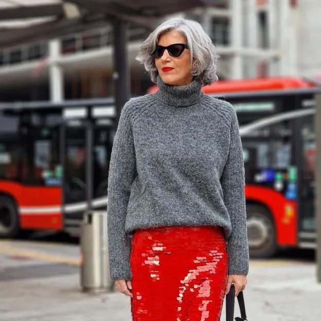 Cómo la falda de lentejuelas en un look cómodo que rejuvenece a los 50 | Mujer Hoy