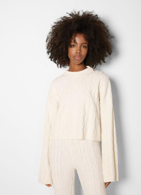 Jersey trenzado en color blanco de Bershka. Foto: Bershka.