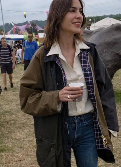 Alexa Chung con un abrigo Barbour./ @tropmarrant