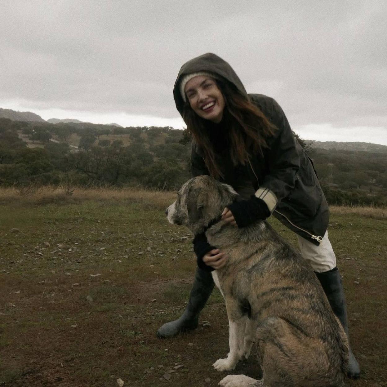 Eugenia Silva en su finca de Badajoz con un abrigo y unas botas de agua que ya lucieron Lady Di y Alexa Chung./@eusilva