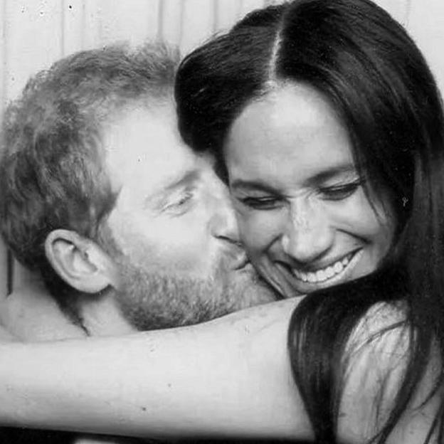 El príncipe Harry y Meghan Markle, en un momento de cariño captado en la docuserie que han producido para Netflix. 