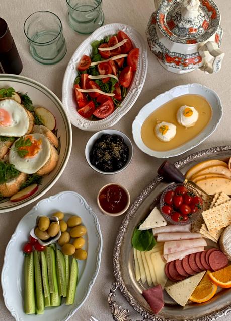 Mesa de comida con frutas, verduras y embutidos/PEXELS