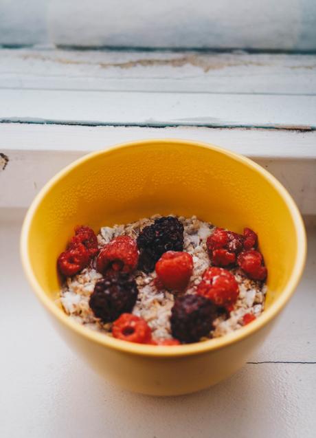 Bol de avena y frutos rojos/PEXELS