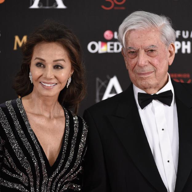 Divorcio, tragedia y escándalo: así empezó la historia de amor de Isabel Preysler con Mario Vargas Llosa (que llevaba 30 años enamorado de ella en secreto)