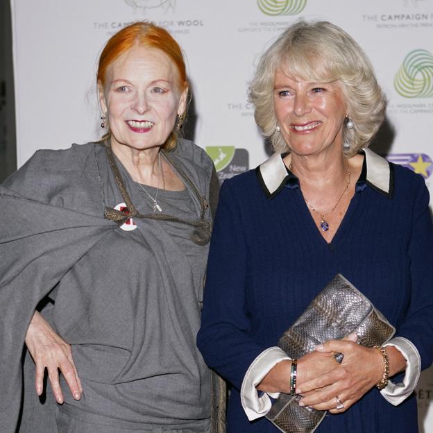 La diseñadora Vivienne Westwood con una de sus clientas VIP, la reina consorte Camilla Parker Bowles