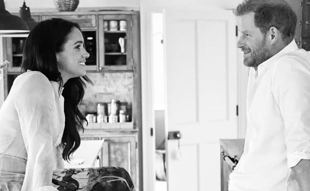 Meghan Markle y el príncipe Harry, en la cocina de su casa de California. 