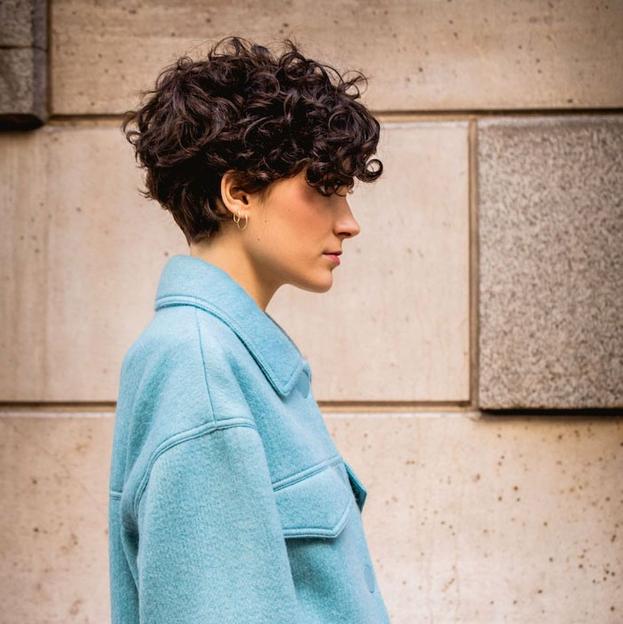 Las chicas de pelo rizado van a llevar en 2023 el curly bedhead, el corte tendencia que recomiendan los expertos