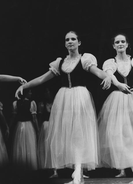 La infanta Elena debutó como bailarina de ballet junto al cuerpo de baile de su academia en el Teatro de la Zarzuela, en 1979. (Foto: JAIME PATO/ARCHIVO ABC)