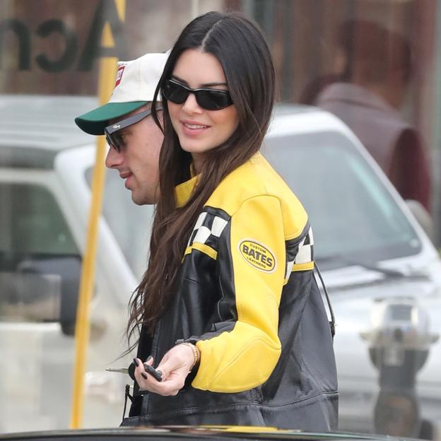 Hemos encontrado rebajada en Pull&Bear la chaqueta motera original con la que ha arrasado Kendall Jenner