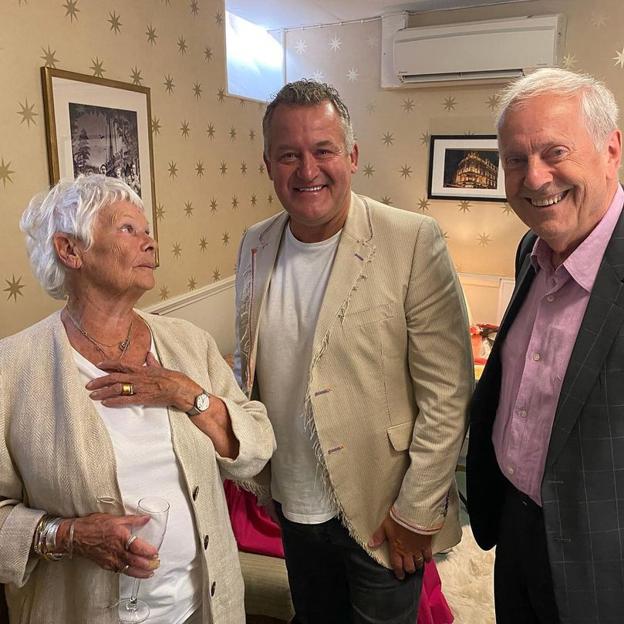 Paul Burrell junto a Judi Dench y el escritor Gyles Brandreth. 