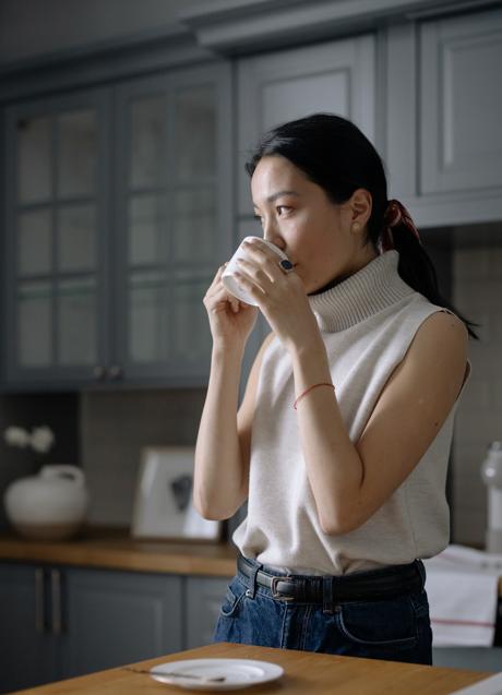 Mujer tomando una infusión/PEXELS