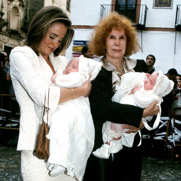 Cayetana de Alba con su nieta Amina en brazos antes de su bautizo acompañada de la hermana de Genoveva Casanova, Denise, madrina del pequeño Luis.