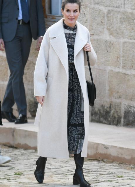 La reina Letizia con un look con botas negras. / GTRES