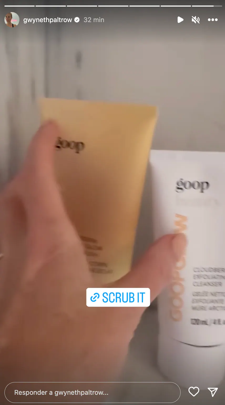 Gwyneth Paltrow enseñando a través de stories su exfoliante favorito de Goop. Foto: @gwynethpaltrow.