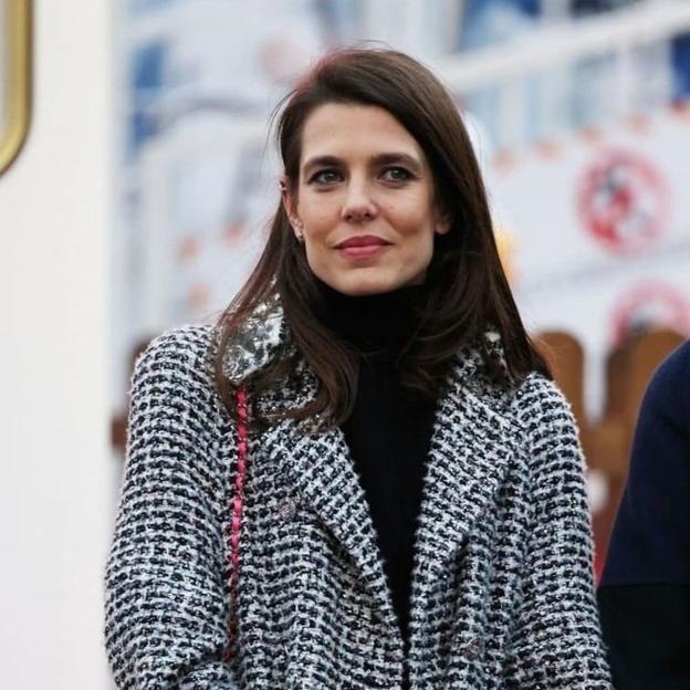 Ear cuff: el retorno de los (no) pendientes que llevan ya royals como Carlota Casiraghi