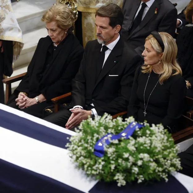 Por qué Constantino ha sido enterrado sin honores de Estado: el gran temor de Juan Carlos I y la familia real española